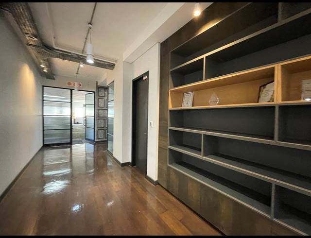 2,213.50M² OFFICE TO LET IN BRYANSTON